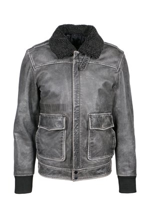 Chaqueta de cuero gris con un cuello de borreguillo negro, dos bolsillos frontales, puños acanalados y una textura deslavada. Detalle acentuado con un código de barras.