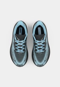 Hoka joggesko med et blått og svart sikksakkmønster, syntetisk overdel, polstret såle og flate, matchende lisser.