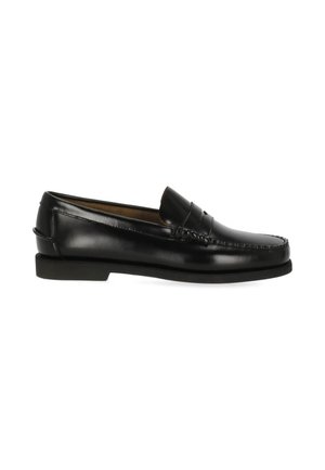 Mocassino slip-on in pelle nera con tacco basso e dettaglio moc toe cucito, mostrato di lato su sfondo bianco.