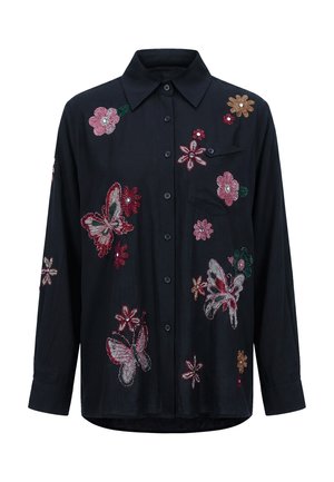 Schwarzes Hemd mit langen Ärmeln und Kragen, verziert mit bunten, perlenbestickten Schmetterlingen und Blumen auf Vorderseite und Ärmeln.