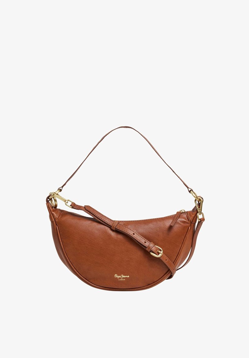 Sac à main demi-lune en cuir marron, doté de deux sangles ajustables et de boucles dorées, avec un petit logo Pepe Jeans London à l'avant.