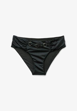 Černý spodní díl bikin se shrnutými boky a třemi stříbrnými kroužky na předním pasu, položený na bílem pozadí.