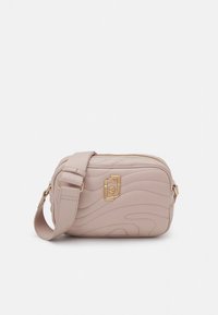 Lyserød læder crossbody taske med bølget tekstur, guldfarvet metal og rektangulær form. Har justerbar rem og lynlåslukning.