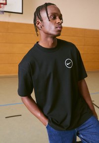 Nike Performance - TEE - Print T-shirt - black Thumbnail Image 1