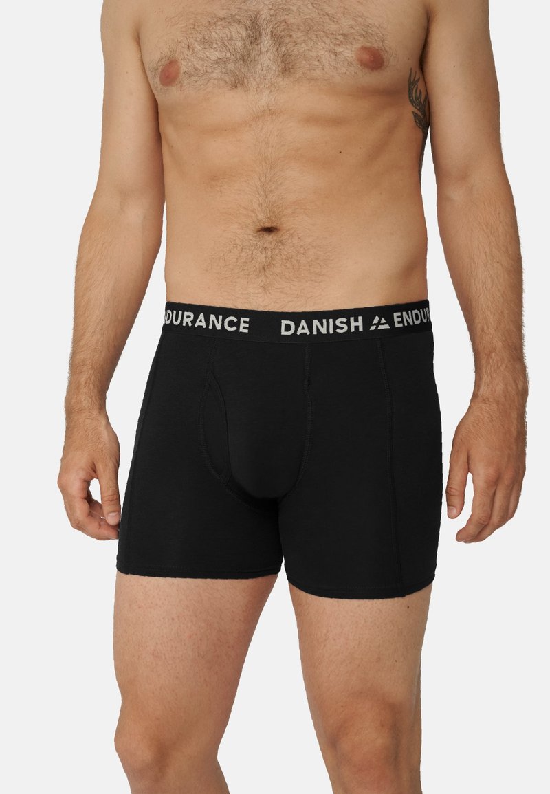 Svarta bomullsboxershorts med en figurnära design, en märkesemblemelastisk midjeband och en framficka. Mjuk textur och skräddarsydd form.