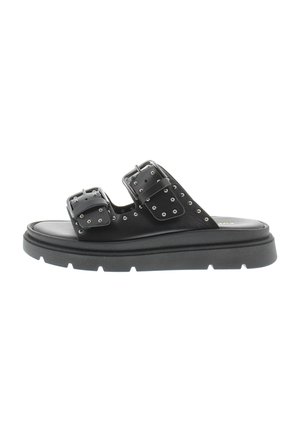 Schwarze Flip-Flops mit zwei breiten Riemen, die große Schnallen und metallische Nieten aufweisen. Dicke schwarze Sohle mit einer strukturierten Oberfläche.