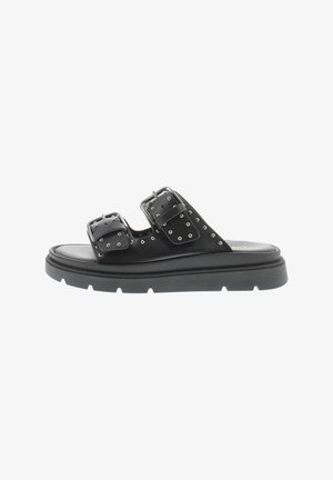 Schwarze Flip-Flops mit zwei breiten Riemen, die große Schnallen und metallische Nieten aufweisen. Dicke schwarze Sohle mit einer strukturierten Oberfläche.