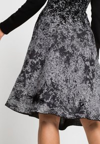 bonprix Abito in maglia - black