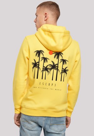 Gelbe Kapuzenjacke mit einem grafischen Design von Palmen und Sonne. Das Material wirkt weich, mit einer Kängurutasche und gerippten Bündchen am Saum.