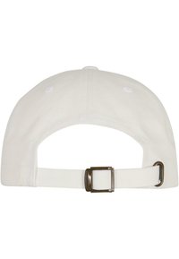 Hvit bomull baseballcaps med buet skygge, justerbar stropp bak og metallspenne. Glatt tekstur, ingen mønstre.