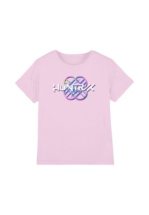 Hellrosa, kurzärmliges T-Shirt aus Baumwolle. Es hat ein mehrfarbiges Herzdesign mit dem Text "HUNTRX" in fett gedruckten weißen Buchstaben.