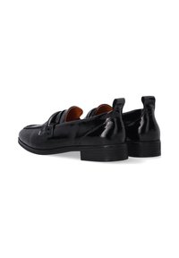Zwarte leren loafers met een glanzende afwerking, lage gestapelde hak en decoratieve banddetails aan de voorkant. Gladde textuur, ronde vorm.