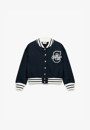 Granatowa kurtka typu varsity z białymi akcentami, z okrągłym kołnierzem, zatrzaskami i haftowanym logo "C College" z przodu.