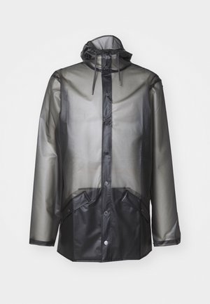 Giacca antipioggia trasparente con cappuccio, caratterizzata da un fondo nero, bottoni a pressione e due tasche inclinate in vita. Finitura texturizzata.