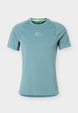 Nike Performance, Sports T-shirts - mineral slate/green strike