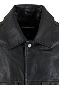 Czarna kurtka z syntetycznej skóry z kołnierzem i górną częścią przodu z metalowym zatrzaskiem oraz widocznymi detalami szycia.