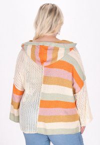 Cardigan con cappuccio a motivo a strisce multicolori in arancione, verde, giallo e rosa; maniche corte; texture a maglia morbida; design con schiena aperta.