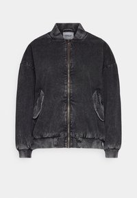 Veste bomber noire en jean, dotée d'une fermeture éclair à l'avant, de poignets côtelés, de coutures aux épaules et de deux poches latérales avec rabats arrondis.