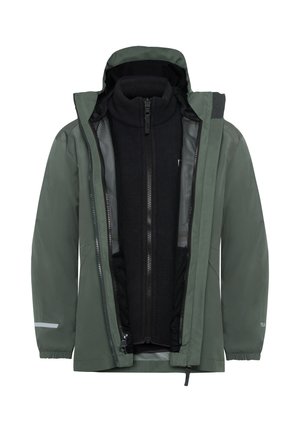 Veste imperméable verte avec capuche, dotée d'une doublure en polaire noire, d'une fermeture éclair sur le devant et d'accents réfléchissants. Design léger et respirant.
