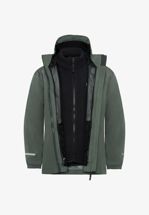 Πράσινη αδιάβροχη ζακέτα με κουκούλα, με μαύρη επένδυση φλίς στο εσωτερικό, μπροστινό φερμουάρ και ανακλαστικές λεπτομέρειες. Ελαφριά και αναπνεύσιμη σχεδίαση.