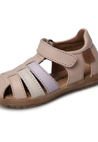 Rosa lädersandal med utskärningar, med tre horisontella ränder i ljusrosa, lavendel och vitt. Kardborreband och texturerad sula.