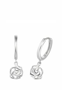 Pendientes de aro plateados con delicados charms en forma de rosa con calado colgando de cada aro sobre un fondo blanco.