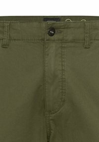 Olivgrüne Baumwollhosen mit geradem Schnitt. Merkmale sind ein Knopfverschluss vorne, ein Reißverschluss und klassisches fünf-Taschen-Design.