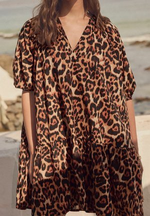 Robe à imprimé léopard en tissu léger ; elle présente un col en V, des manches courtes bouffantes et un ourlet à volants avec une silhouette décontractée.