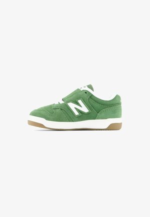 Sneaker in suede verde con logo bianco, lacci bianchi e suola in gomma color caramello. Progettata per un uso casual con silhouette a taglio basso.
