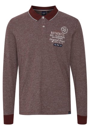 Polo majica s dugim rukavima u bordo nijansi, sa kontrastnim tamnocrvenim ovratnikom, dugmićima i prednjim tekstilnim printom s detaljima teksta.