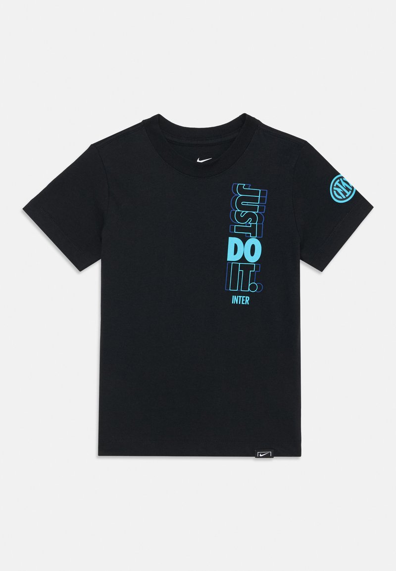 Fekete pamut póló, kék függőleges "JUST DO IT" és "INTER" felirattal. Kerek nyakú és rövid ujjú. Nike logó a ruhaujjon.