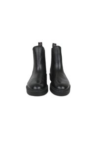 Bottines en cuir noir avec une texture lisse, bout rond, panneaux élastiques sur les côtés et une languette à l'arrière. Semelle en caoutchouc avec une légère plateforme.