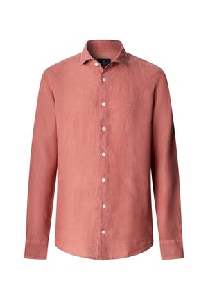 Overhemd met lange mouwen en knoopsluiting in gedempt koraal, met een omgeslagen kraag en een subtiel geborduurd logo op de linkerborst.