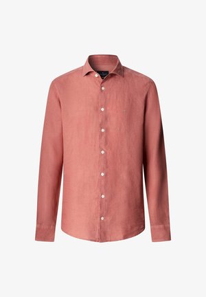 Chemise à manches longues, boutonnée, couleur corail doux avec col à revers et logo brodé discret sur la poitrine gauche.