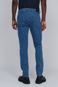 Jeans de mezclilla en un tono azul claro con corte recto. Presenta cinco bolsillos, lazos para cinturón y una textura de tela suave.