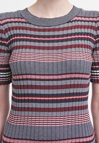 Ribbade stickade toppar med korta ärmar, med horisontella ränder i röd, marinblå och vit. Texturerat tyg och rundad halsringning.