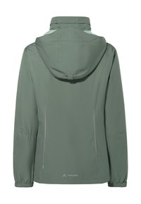 Giacca impermeabile verde con cappuccio, dotata di polsini elasticizzati e dettagli riflettenti. Tessuto liscio con un design minimale e logo nella parte inferiore.