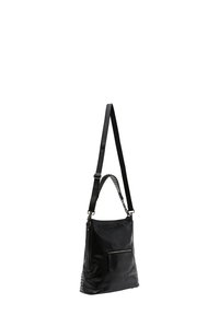 Zwarte leren tote bag met een enkele verstelbare schouderriem, voorzien van een voorzak met rits en decoratieve accenten aan de zijkant. Gladde textuur.