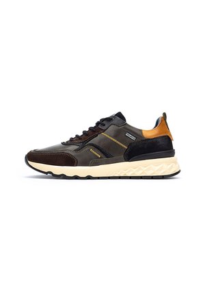 Zapatillas con una mezcla de cuero marrón oscuro, gamuza y textil gris. Presentan toques en naranja, suela texturizada y cordones negros.