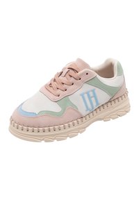 Zapatilla con una combinación de colores blanca, rosa y verde. Presenta materiales texturizados, diseño de cordones y una suela gruesa con detalles de costura.