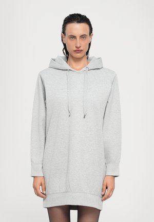 Lichtgrijze katoenen hoodie jurk met een trekkoordcapuchon, lange mouwen, ribgebreide manchetten en een lichte drop hem. Geen structuur en minimalistisch design.