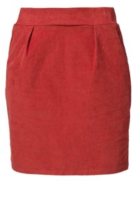 Falda de corduroy roja con una cintura ajustada, que cuenta con pinzas para añadir textura y una silueta recta. Acabado suave sin herrajes visibles.