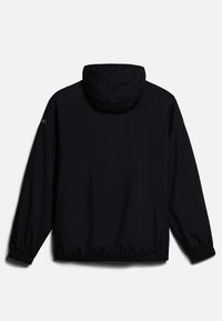 Zwarte lichtgewicht capuchonjack met elastische manchetten en zoom, gemaakt van gladde stof, met een discreet logo op de mouw.