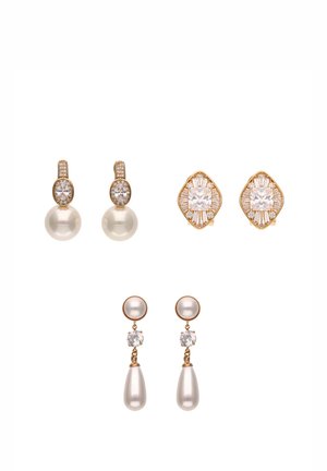 Tre par øreringe i guldfarve med klare krystaller og hvide perler, der viser stikkere, dråber og klynge-designs på en hvid baggrund.