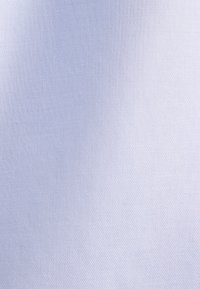 Tessuto azzurro chiaro con una superficie liscia, caratterizzato da un sottile motivo a tessitura diagonale. Nessuna cucitura o dettaglio hardware visibile.