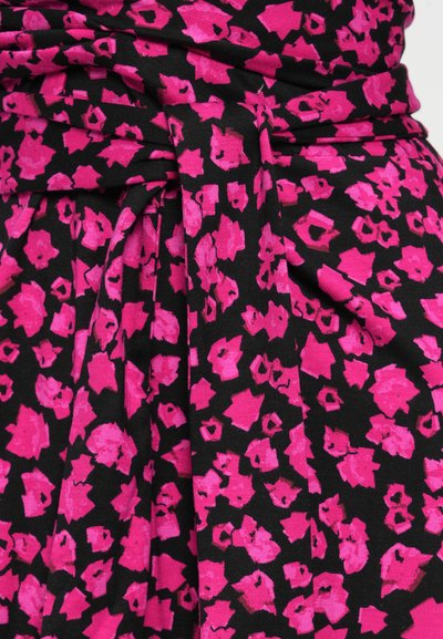 Czarna tkanina z jaskrawym różowym kwiatowym wzorem. Posiada detal w postaci wiązania w talii oraz subtelną fakturę. Umiarkowany upadek i miękkość.