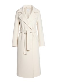 Cappotto lungo in lana color crema con ampi rever e una cintura abbinata legata in vita, caratterizzato da maniche lunghe e una silhouette dritta.