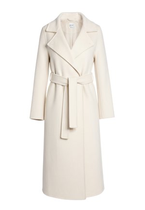 Un manteau long en laine couleur crème avec de larges revers et une ceinture assortie nouée à la taille, présentant des manches longues et une silhouette droite.