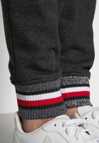 Tommy Hilfiger RELAXED LUREX JOGGER PANT - Calças de fato de treino - dark grey heather