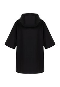Hanorac negru, supradimensionat, cu glugă și mâneci scurte, având un material texturat și un mic accent cu logo pe mânecă.
